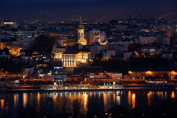 Vista nocturna de Belgrado